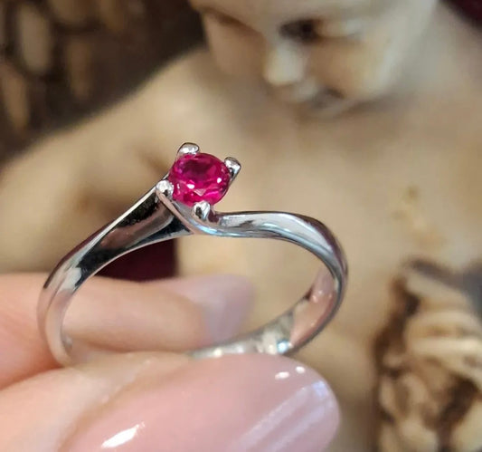 Anello in oro bianco 18Kt con rubino