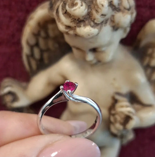 Anello in oro bianco 18Kt con rubino